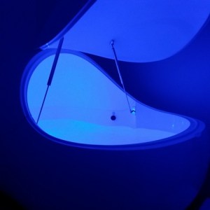 Silence, Cocon de flottaison, grenoble. Expérience silence à grenoble, flotter dans une eau chargée en sels d'epsom. Bienfaits multiples.