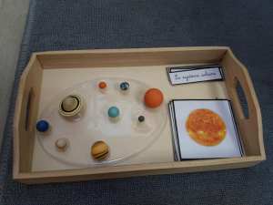 mise en paire pédagogie montessori, planètes figurines et cartes de nomenclature de la boutique documents montessori